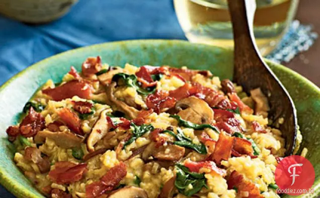 Bacon e Risoto de cogumelos selvagens com espinafre bebê