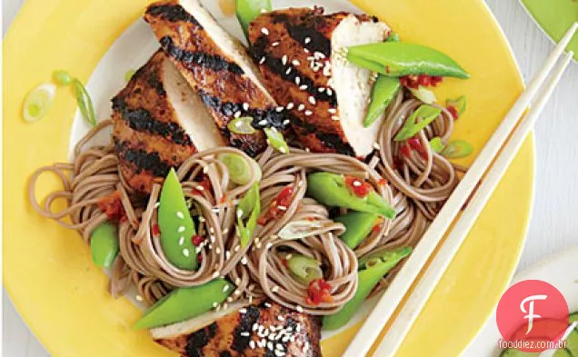 Hoisin-frango grelhado com macarrão Soba
