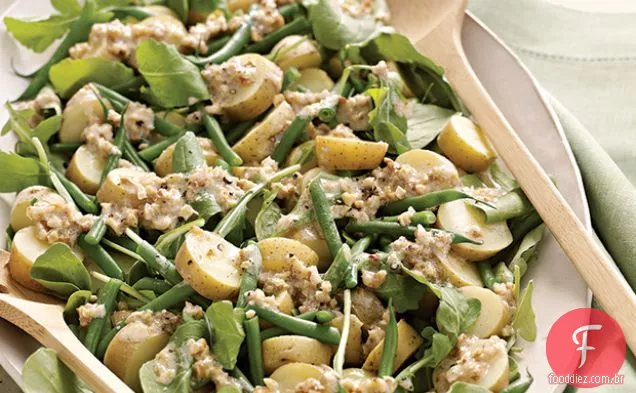 Salada de rúcula, batata e feijão verde com molho de nozes