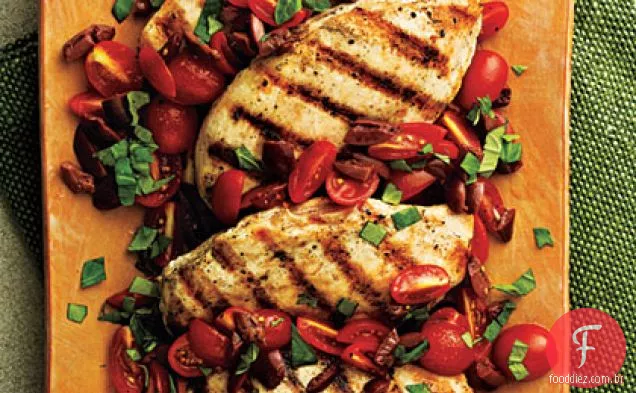 Frango pan-assado com sabor de tomate e azeitona