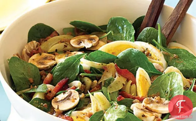 Salada de espinafre, cogumelo e erva-doce com vinagrete de Bacon quente