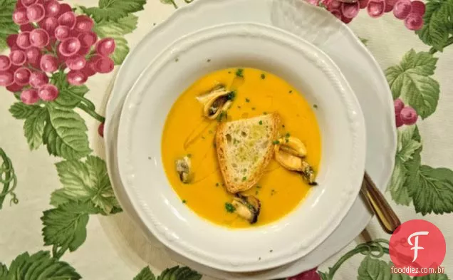 Sopa Deliciosa De Abóbora E Abóbora Com Mexilhões Cozidos No Vapor
