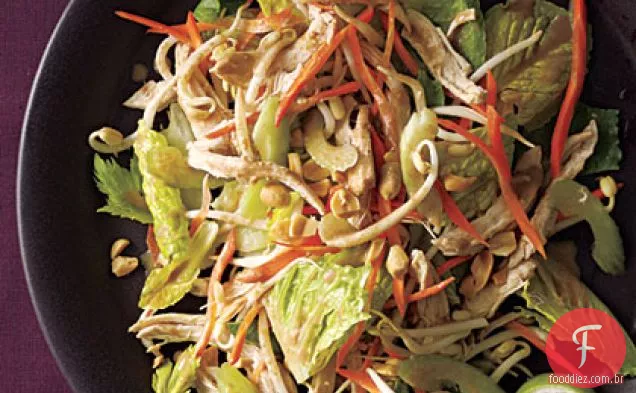 Salada de frango tailandesa com molho de amendoim