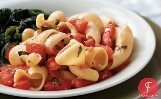 Macarrão Garlicky com tomate fresco e manjericão