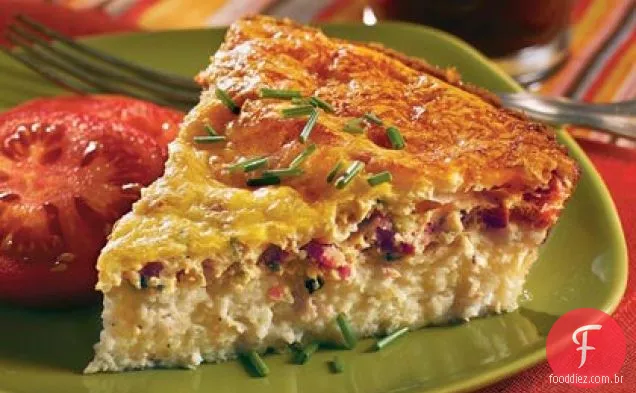Torta de café da manhã saborosa com presunto e Suíça