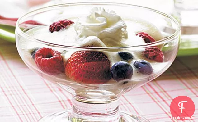 Zabaglione com bagas frescas