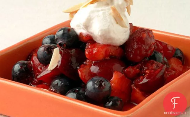 Salada de frutas de verão com creme
