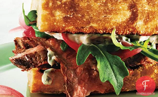 Sanduíches de bife com cebola em conserva e aioli de ervas