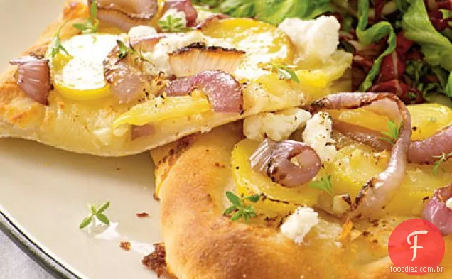 Pizza de cebola vermelha, batata e queijo de cabra