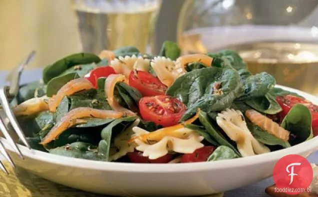 Salada Farfalle de verão com salmão defumado