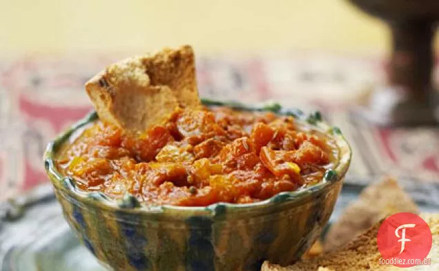 Chutney de tomate com batatas fritas assadas