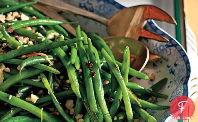 Feijão verde com chalotas e avelãs
