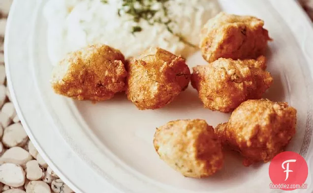 Bolinhos de Bacalhau com alho-poró Skordalia