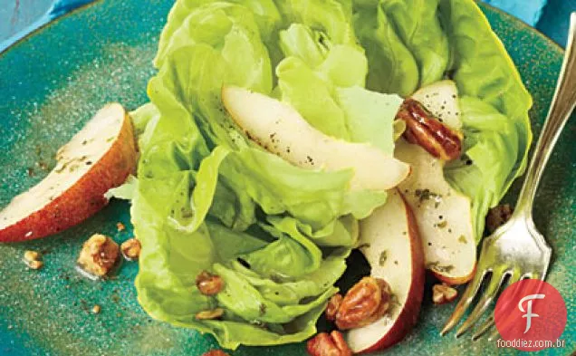 Salada verde frondosa com peras