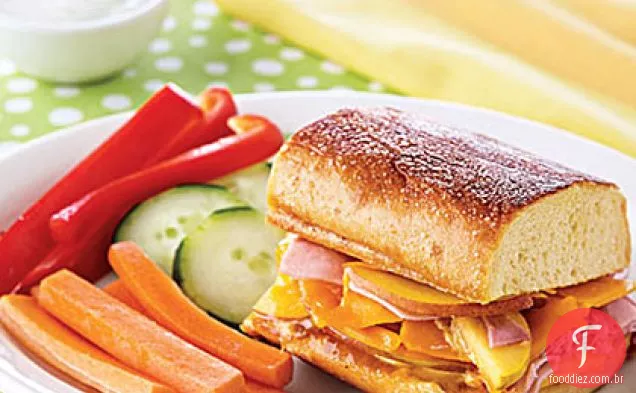 Sanduíches de presunto, pêssego e Cheddar grelhados