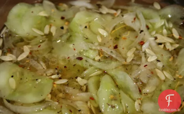 Salada de pepino picante, doce e azedo