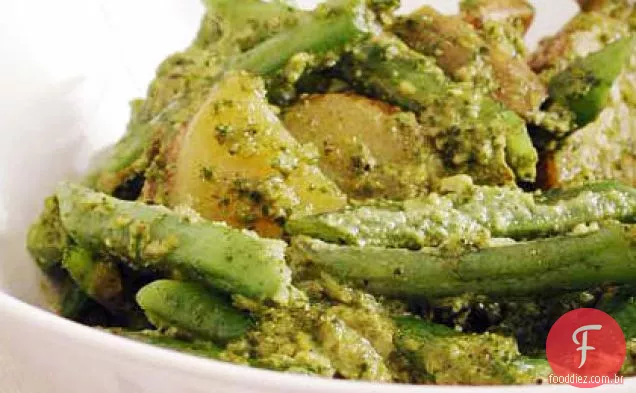 Feijão verde e batatas jogadas com Pesto