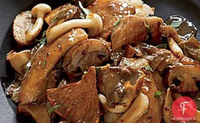 Frango, cogumelo selvagem e refogado com alho