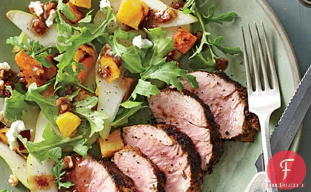 Carne de porco esfregada com especiarias com salada de Butternut assada