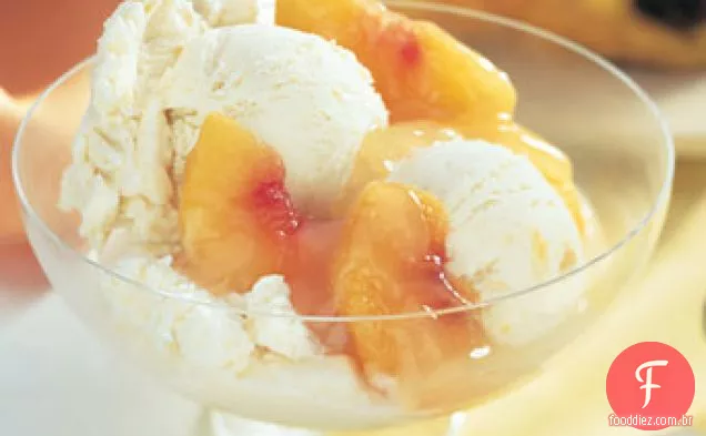 Sorvete de Creme de pêssego com compota de pêssego fresco