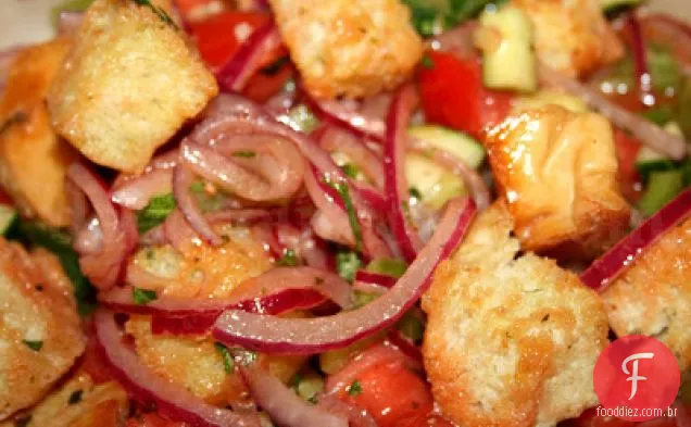 Salada Panzanella na Romaine