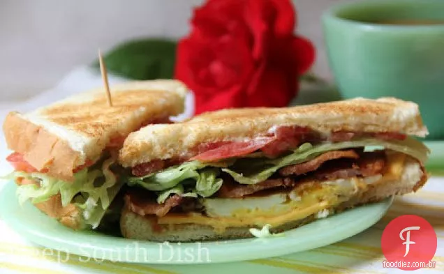 Sanduíche de ovo frito BLT