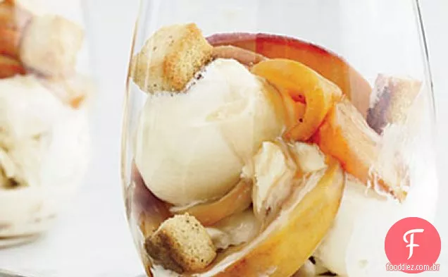 Bourbon-nectarina Sundaes sorvete com croutons libra-Bolo
