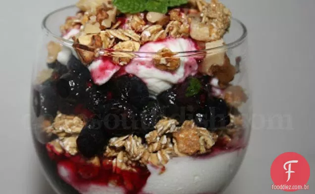 Iogurte e Baga Parfait com Granola