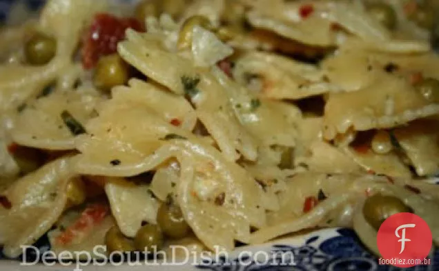 Massa Bowtie e ervilhas com Bacon
