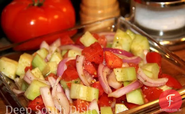 Salada simples de pepino, cebola e tomate de Verão