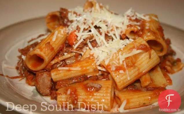 Sobras de molho de carne de peito com Rigatoni