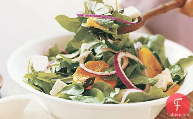 Salada de rúcula e hortelã com azeitonas pretas curadas com óleo, laranjas e ricota Salata