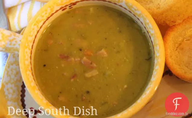 Sopa de ervilha e presunto dividida