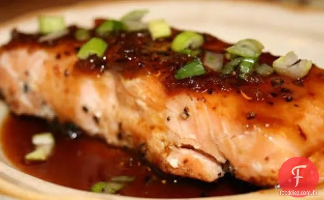 Pan assado salmão com molho de wasabi mel