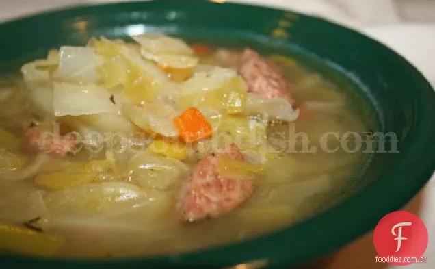 Sopa de alho-poró e repolho com linguiça Andouille