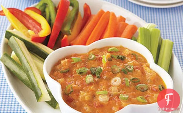 Fondue Cheddar com pimentões verdes, tomates e cebolinha