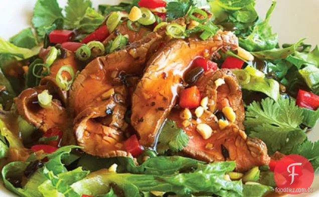 Salada quente do bife do flanco com molho chinês Do Feijão Preto