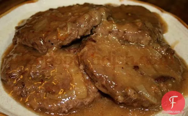 Bife de hambúrguer com molho cremoso de cebola