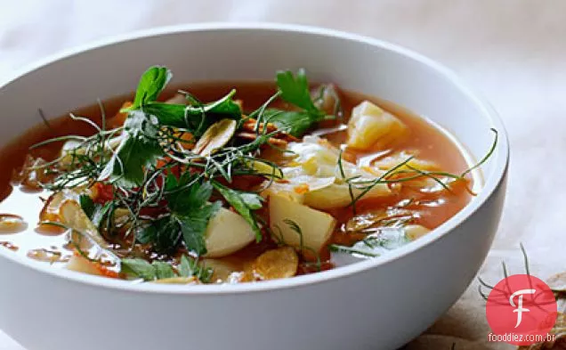 Sopa de repolho e erva-doce com Chips de alho torrados