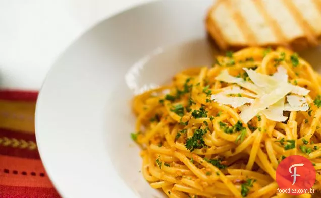 Macarrão Em Molho Cremoso De Tomate Com Sementes De Abóbora