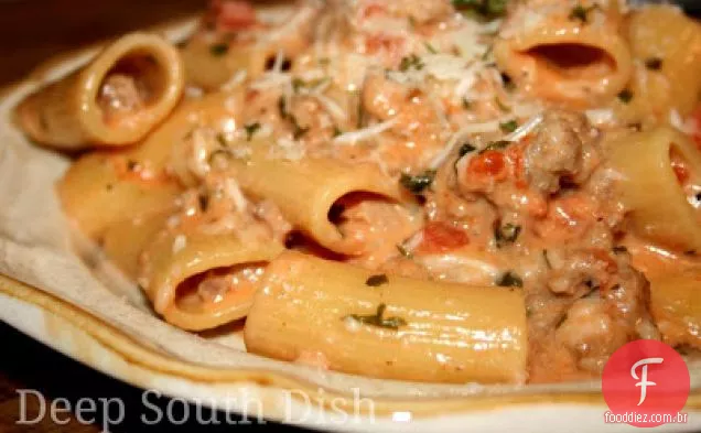 Salsicha com Rigatoni em molho de Creme De Tomate