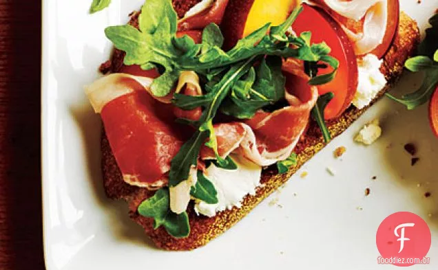 Sanduíches Prosciutto e ameixa de cara aberta