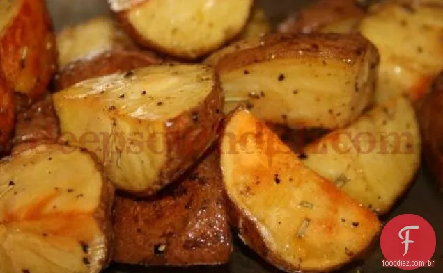 Batatas vermelhas assadas abertas com alecrim