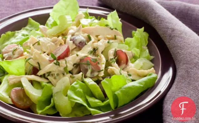 Salada de peru com uvas, estragão e aipo