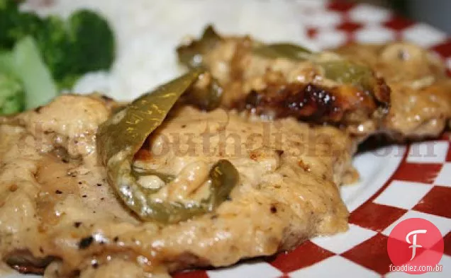 Costeletas de porco sufocadas com molho de Creme