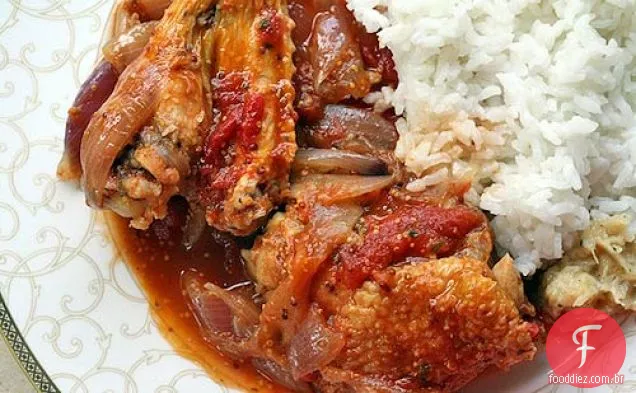 Ensopado de frango com cebola, tomate e Dijon