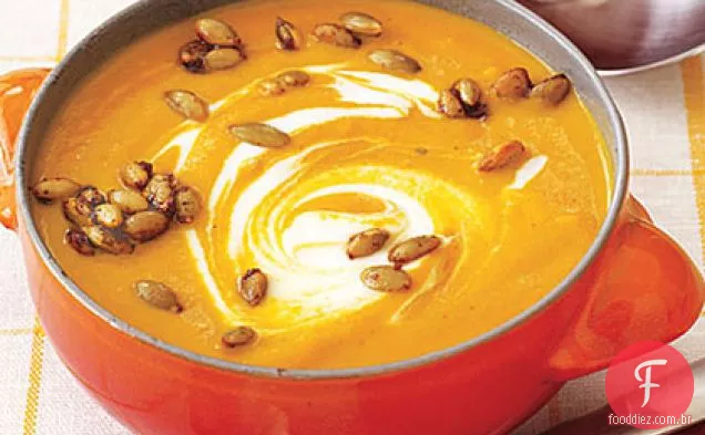 Sopa de abóbora Curried com sementes de abóbora picantes