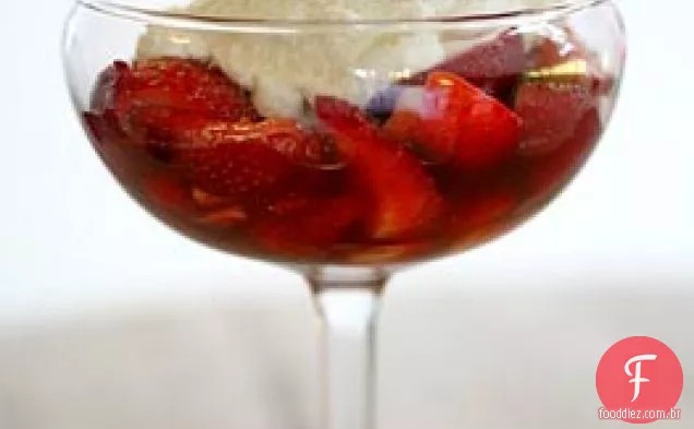 Mousse de ricota-Mascarpone com morangos balsâmicos