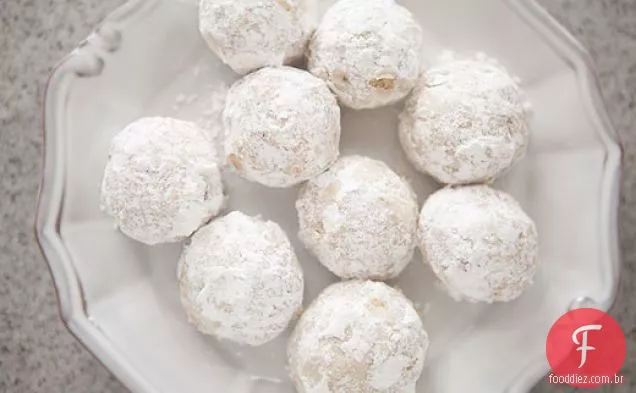 Biscoitos De Bola De Neve De Nogueira