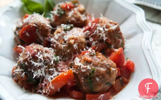 Almôndegas de peru com tomate e manjericão